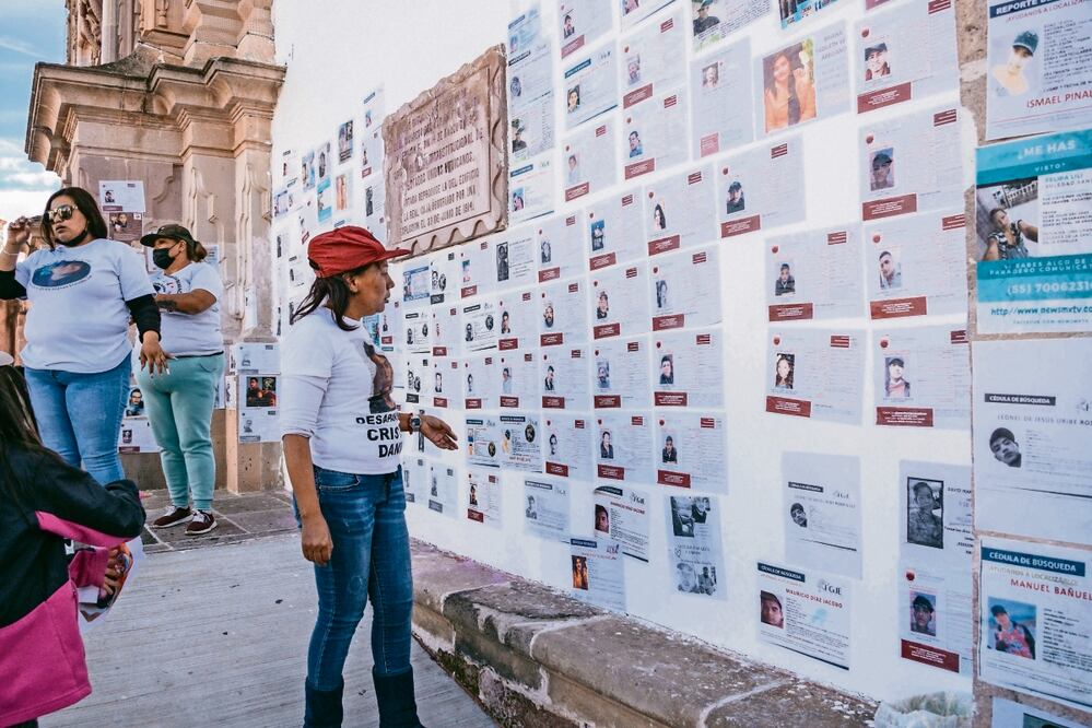 En Zacatecas, familiares de personas ausentes realizaron una pega de fichas de búsqueda en el Congreso del Estado.