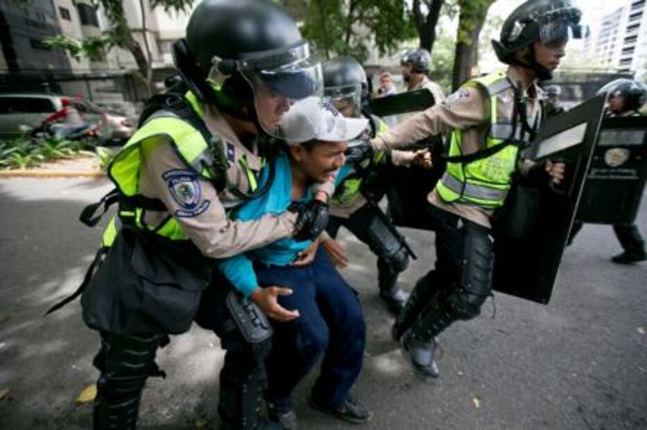 Policía reprime marcha opositora en Venezuela