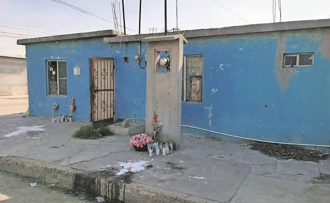 Vecinos de la colonia Manuel Cavazos Lerma, en Nuevo Laredo, colocaron veladoras en el lugar donde cinco jóvenes fueron asesinados. Foto: Especial