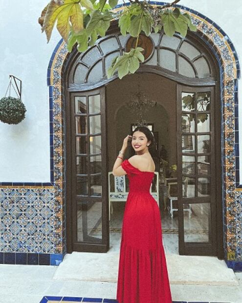 Ángela Aguilar demuestra que el rojo es su color con este vestido