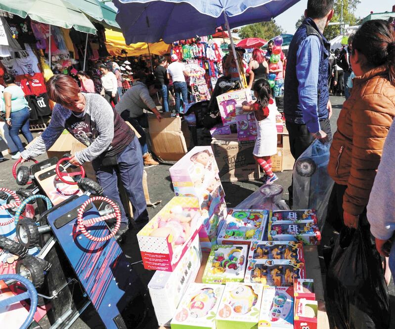 Entre los productos más buscados por los Reyes Magos se encuentran los autos de control remoto, muñecas, bicicletas, pero sobre todo, celulares. Foto/DIEGO SIMÓN. EL UNIVERSAL