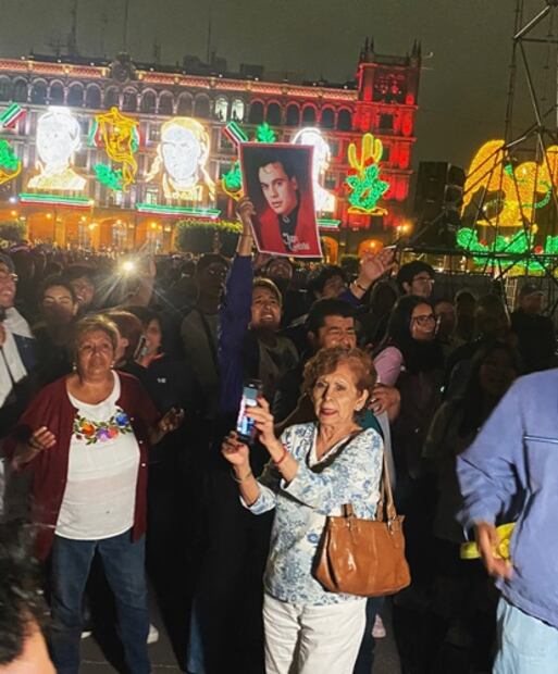 Fans cantando los temas que hiciera icónicos el llamado "Divo de Juárez". Foto: Marlem Suárez/ EL UNIVERSAL.