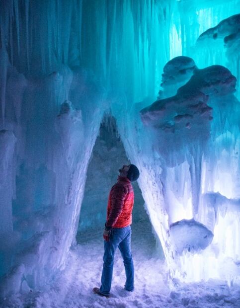 Ice Castles: conoce los castillos de hielo con resbaladillas y túneles