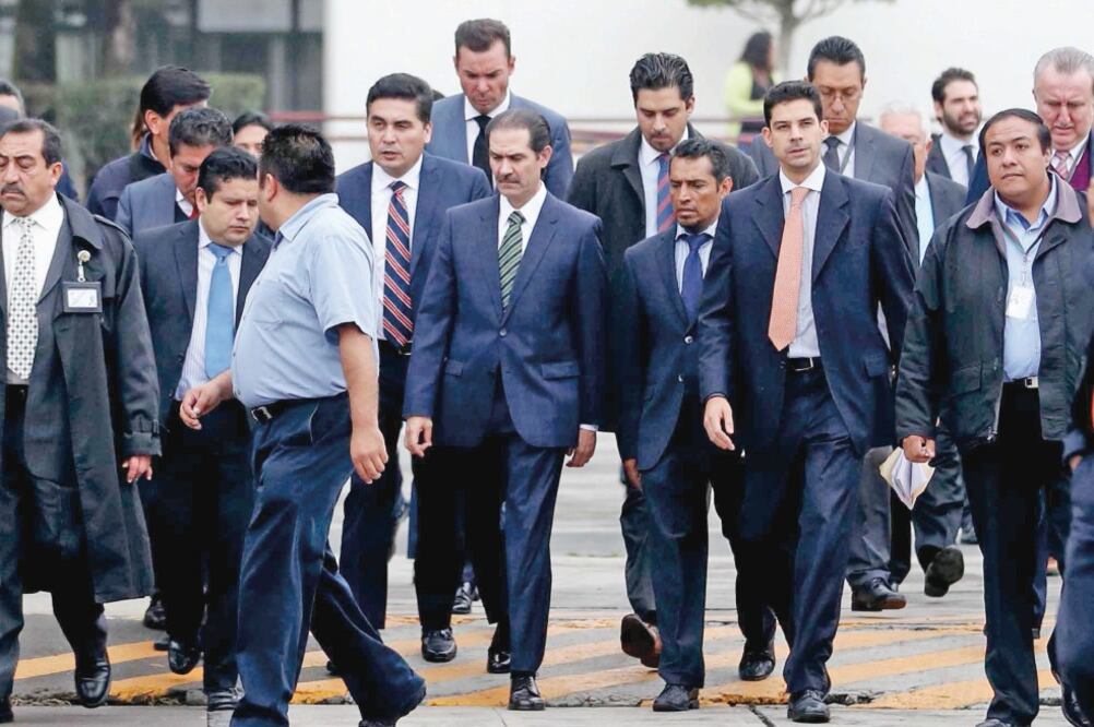 El juez de Distrito aceptó la garantía de 140 millones de pesos que le fue impuesta a Guillermo Padrés (centro), y si la PGR no impugna, podría salir este sábado del Reclusorio Oriente, confirmaron fuentes allegadas a la defensa (ARCHIVO EL UNIVERSAL)