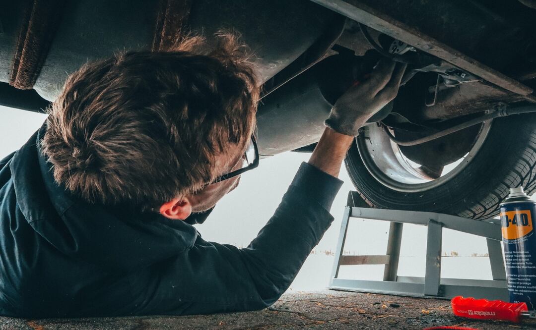 Aprende a distinguir las fugas del auto. Foto: Pexels