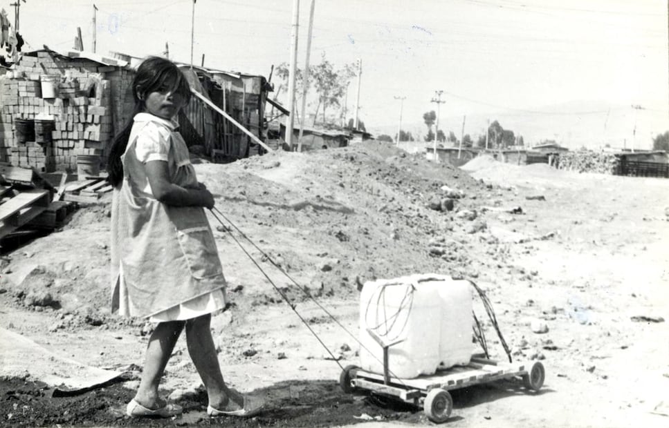 En el estado de México, una zona que en más de una ocasión ha enfrentado lo peor de la escasez de agua es Valle de Chalco, donde la situación orilló a la población a recurrir hasta a los más pequeños del hogar a acarrear agua. Archivo EL UNIVERSAL.