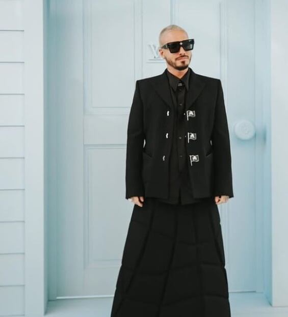 J Balvin enciende Instagram con su look en minifalda