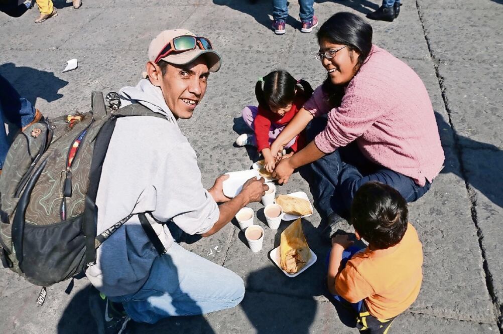 Familias acudieron al Zócalo capitalino donde se llevó a cabo la inauguración del Festival del Tamal, con motivo del Día de la Candelaria (HÉCTOR ALFARO. OBTURADORMX)