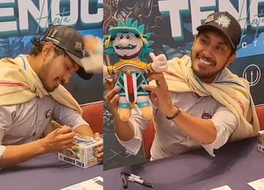 Así reaccionó Tenoch Huerta al recibir Dr. Simi personalizado en convención La Mole