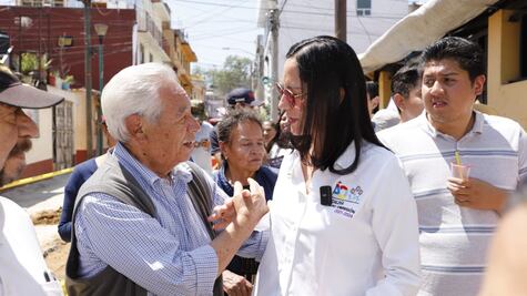 Lía Limón entrega aparatos auditivos a vecinas y vecinos de la Álvaro Obregón