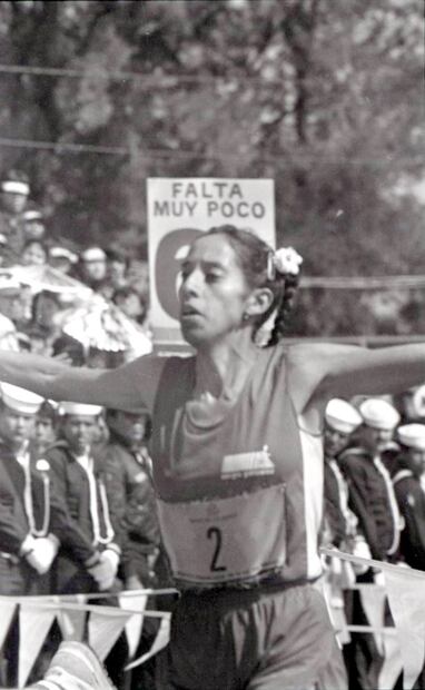 La mexiquense Maricela Hurtado (2) fue la primera mujer en llevarse dos victorias al hilo en el Maratón de la Ciudad de México (1984 y 1985). La categoría femenil es la que más ha visto repetirse nombres en el primer lugar, donde destacan Ma. Carmen Díaz Mancilla y Patricia Jardón García con tres victorias ambas. Archivo EL UNIVERSAL.
