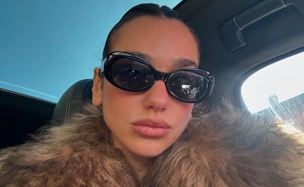 Dua Lipa luce vestido transparente con gotas de cristal de Mugler