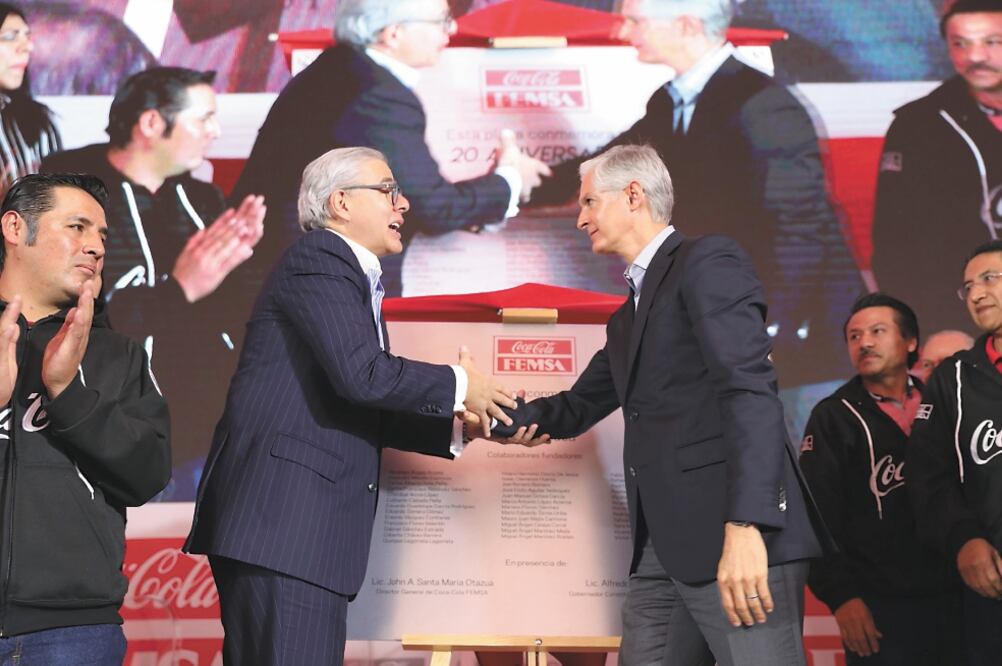 El gobernador del Estado de México, Alfredo del Mazo Maza (der.), participó en la celebración por el 20 aniversario de la Planta Toluca Coca-Cola Femsa, en la capital mexiquense. Foto: ESPECIAL