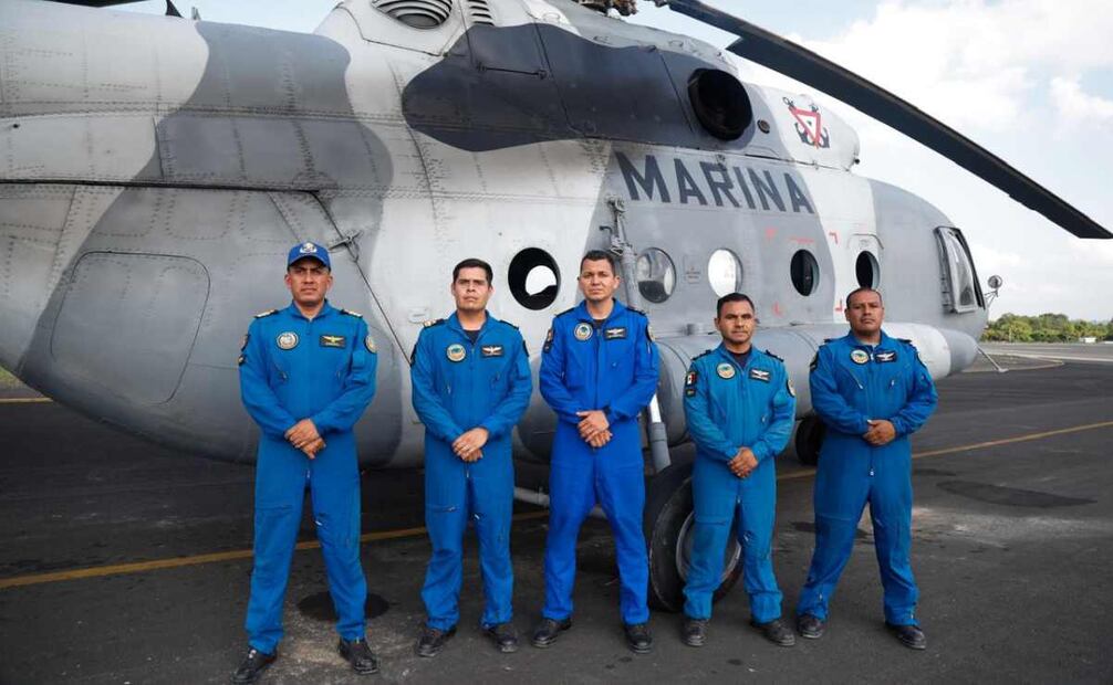 La tripulación del helicóptero ANX-2202 de la Armada de México lleva víveres a damnificados por las lluvias. Foto: Especial.