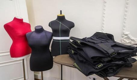 Diseñador ucraniano deja los vestidos y confecciona chalecos antibalas 