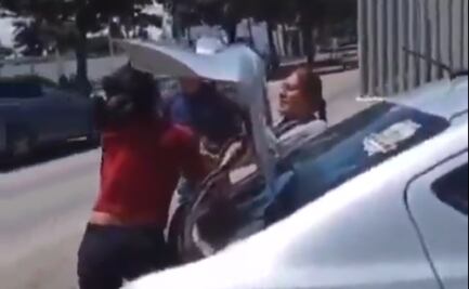 VIDEO Ni muerto lo dejan en paz: Empleadas de funerarias se pelean por “cliente” afuera del Semefo en Puebla