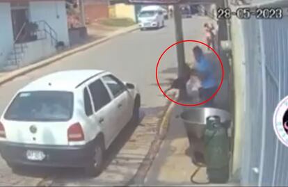 Hombre lanza a perrito a cazo con aceite hirviendo en Tecámac VIDEO