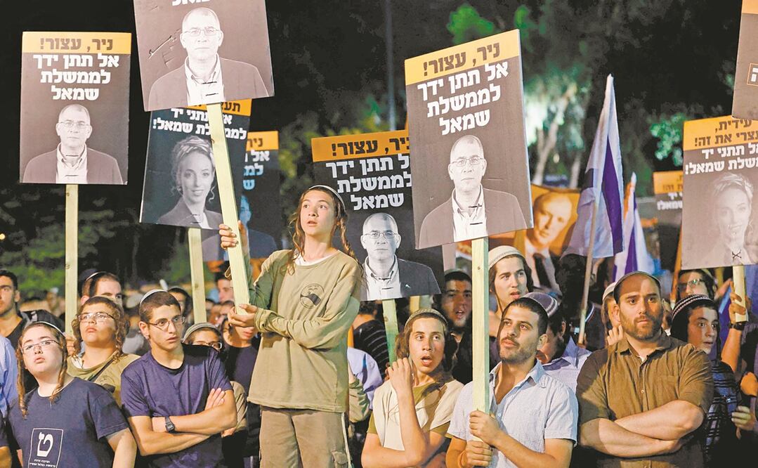 Partidarios del primer ministro Benjamin Netanyahu se reunieron ayer durante una manifestación contra la coalición para formar un gobierno, en Tel Aviv. Foto: JACK GUEZ. AFP