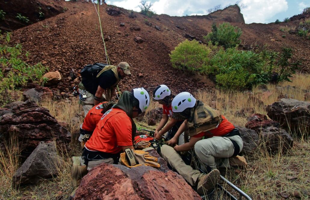 Los rescatistas aprenden técnicas de rappel bajo el intenso sol para auxiliar a familias migrantes que atraviesan el territorio nacional. Foto: Omar COntreras | El Universal
