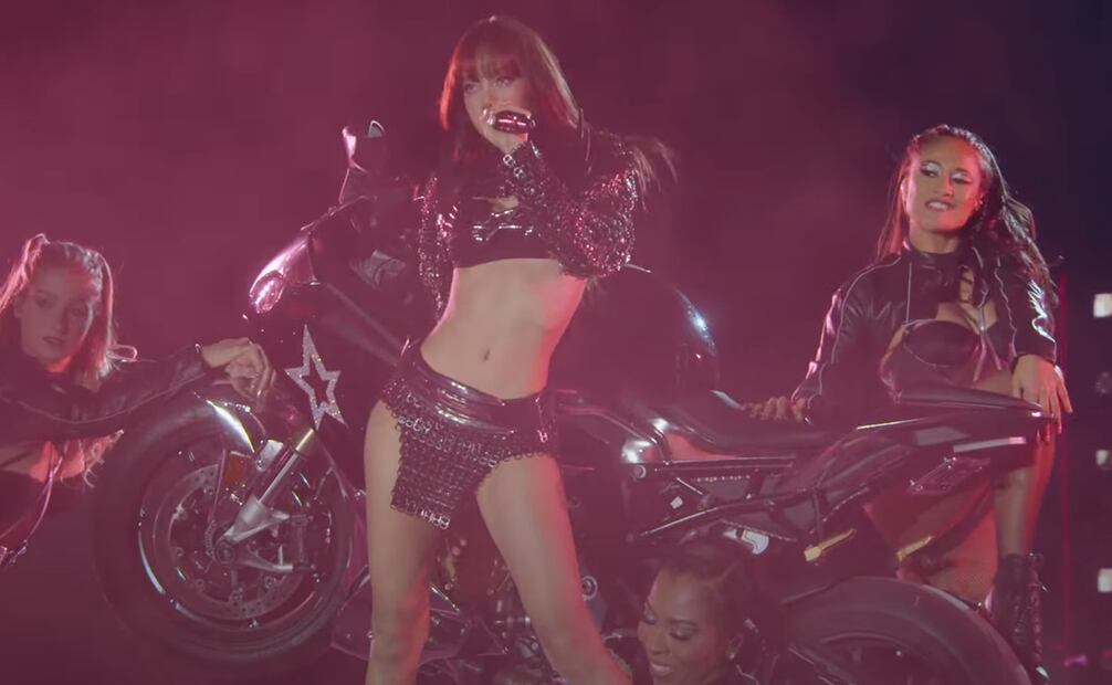 La cantante surcoreana dio inicio al gran regreso del Victoria's Secret fashion show. Foto: Captura de pantalla.