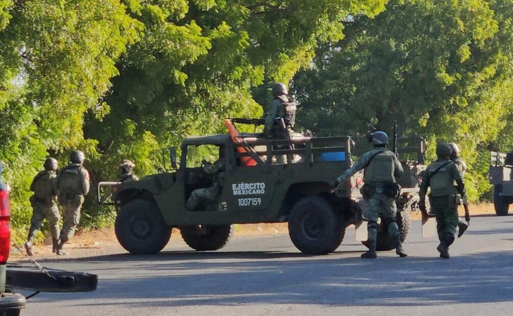 Personal militar son objeto de disparos con armas automáticas en Imala, Sinaloa (22/05/2025). Foto: Cortesía