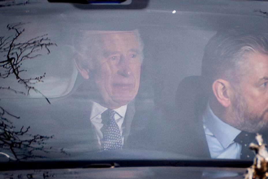 El rey Carlos III abandona Clarence House en Londres, el martes 6 de febrero de 2024. El Palacio de Buckingham anunció el lunes por la noche que el rey ha comenzado un tratamiento ambulatorio para una forma no revelada de cáncer. FOTO: JAMES MANNING. AP