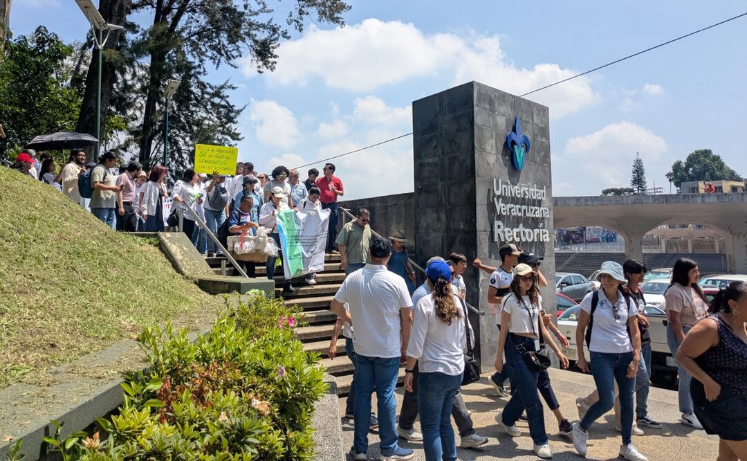 Universitarios rechazan prórroga del rector; exigen elección legal en la Universidad Veracruzana. Foto: Édgar Ávila