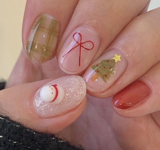 Uñas con mini diseños navideños en rojo y nude. Foto: Instagram @jinaaanail