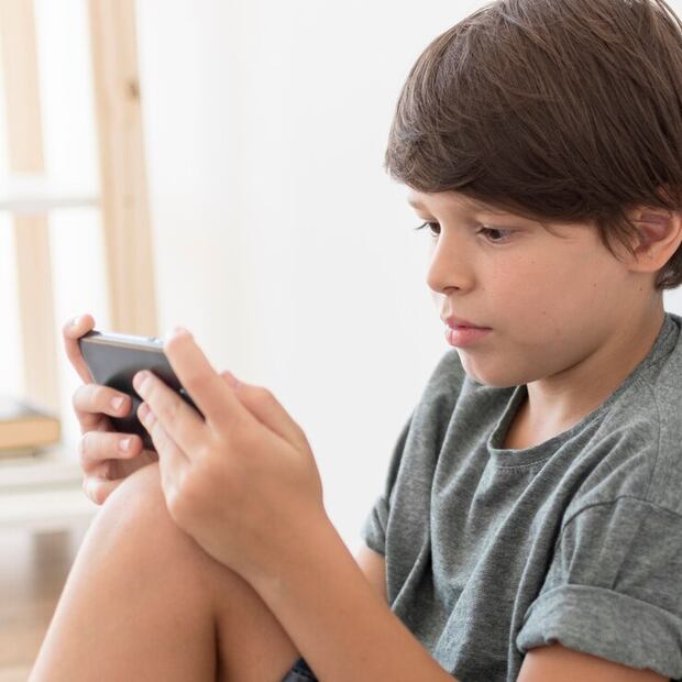 Advertencia sobre los niños y los celulares. Fuente: Freepik