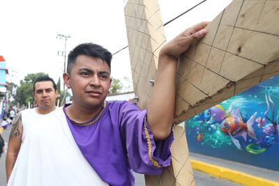 Hermanos nazarenos cargan cruz para cumplir manda en el Cerro de la Estrella