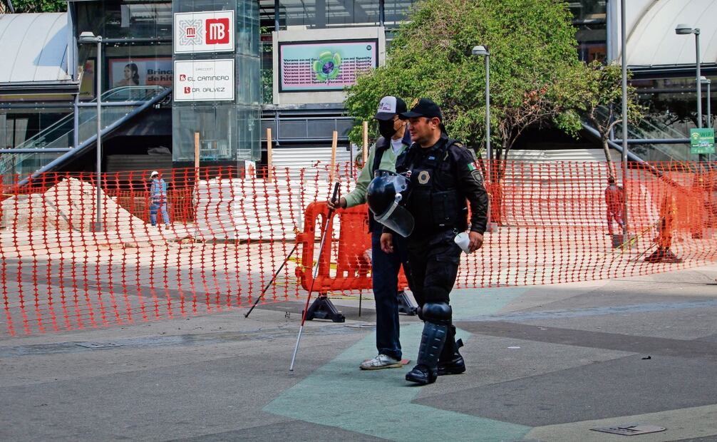 Al menos una veintena de policías y cuatro patrullas vigilan la Glorieta de Insurgentes. Foto: El Universal