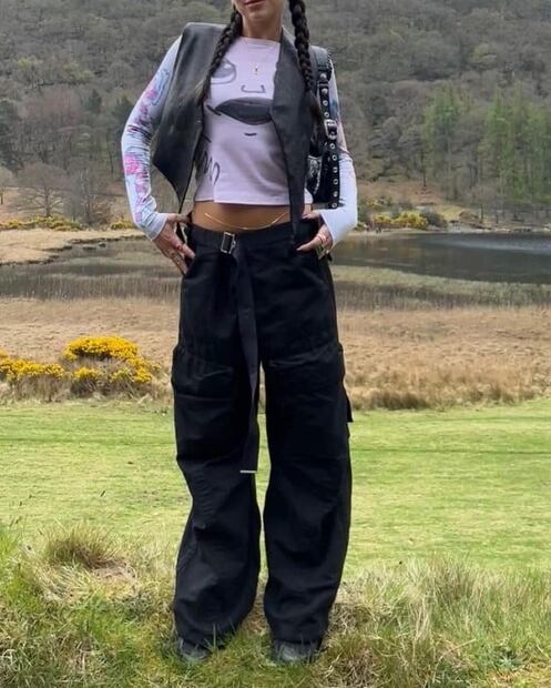 Dua Lipa nos enseña cómo llevar los pantalones cargo 