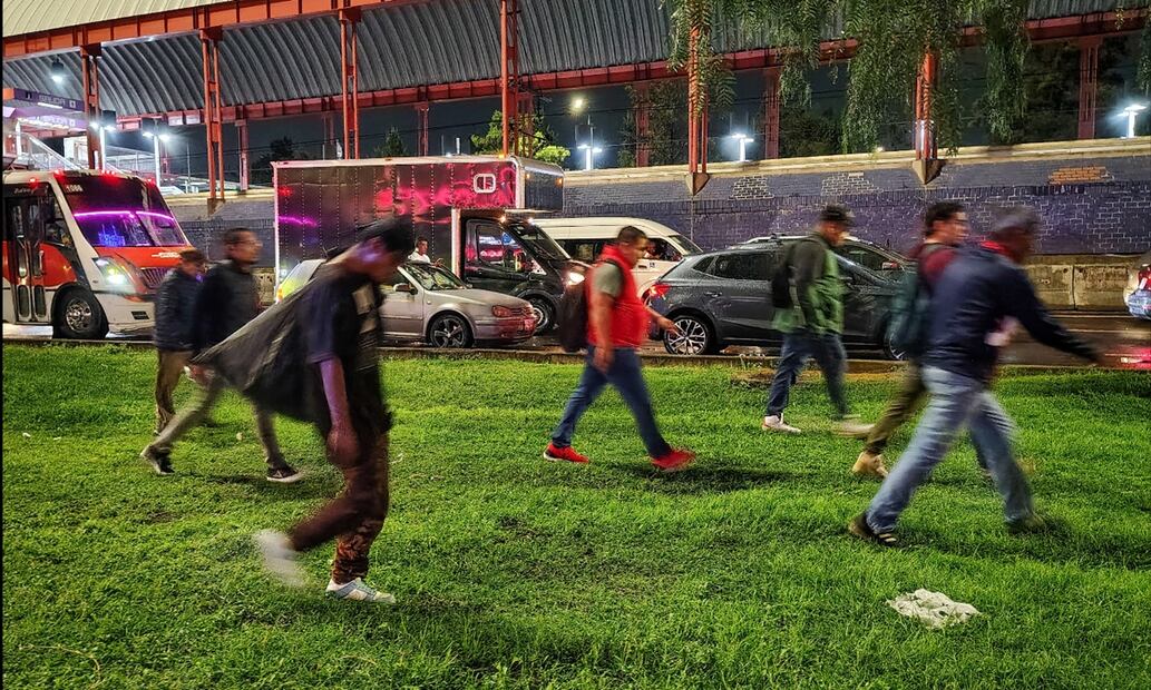Usuarios de la Línea A del Metro buscan trasladarse a sus hogares durante la noche del miércoles, después de que por lluvias las estaciones de Peñón Viejo a La Paz dejaron de dar servicio, el 30 de julio de 2025. Foto: Luis Camacho/EL UNIVERSAL