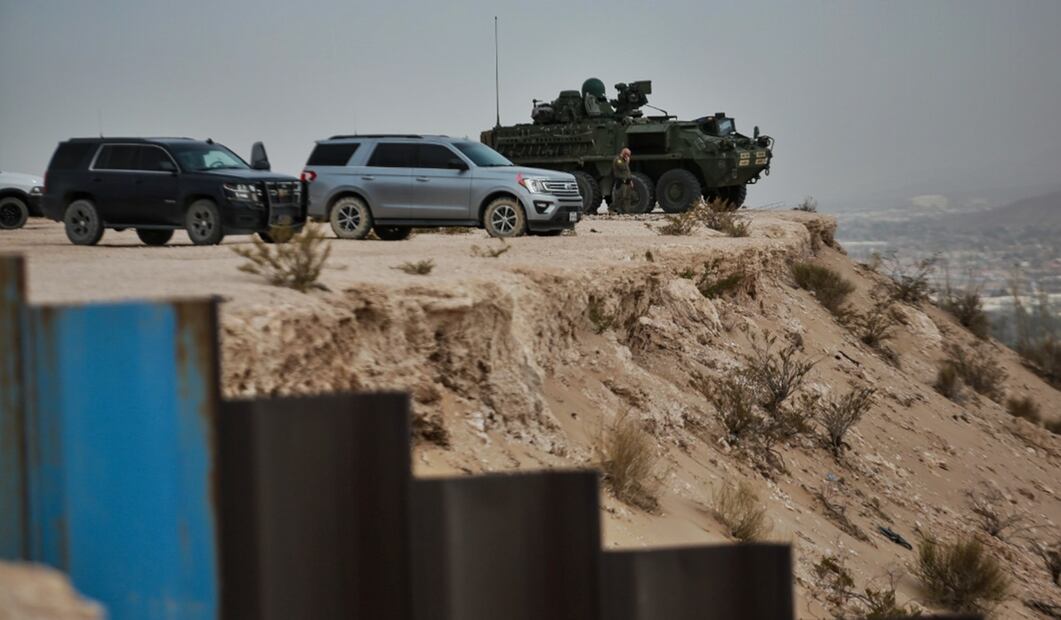 La tanqueta se logró observar desde la zona de Anapra en Ciudad Juárez (27/03/2025). Foto: Christian Torres / EL UNIVERSAL