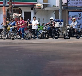 Motos, camiones, autos... invaden las ciclovías