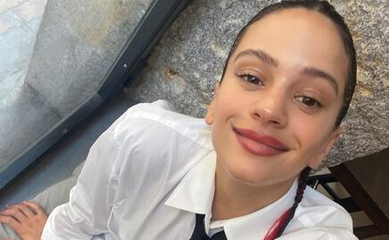 Rosalía enseña cómo llevar el estilo preppy con minifalda y mocasines