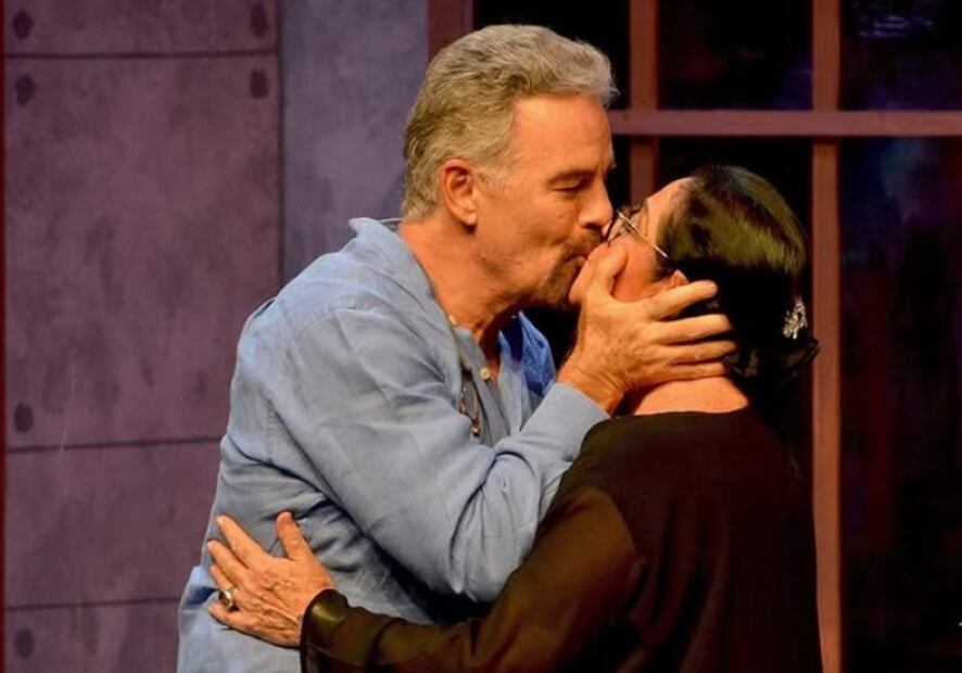 Ari Telch y Angélica Aragón se reencuentran con beso y abrazo en el escenarioi de "Las Leonas".