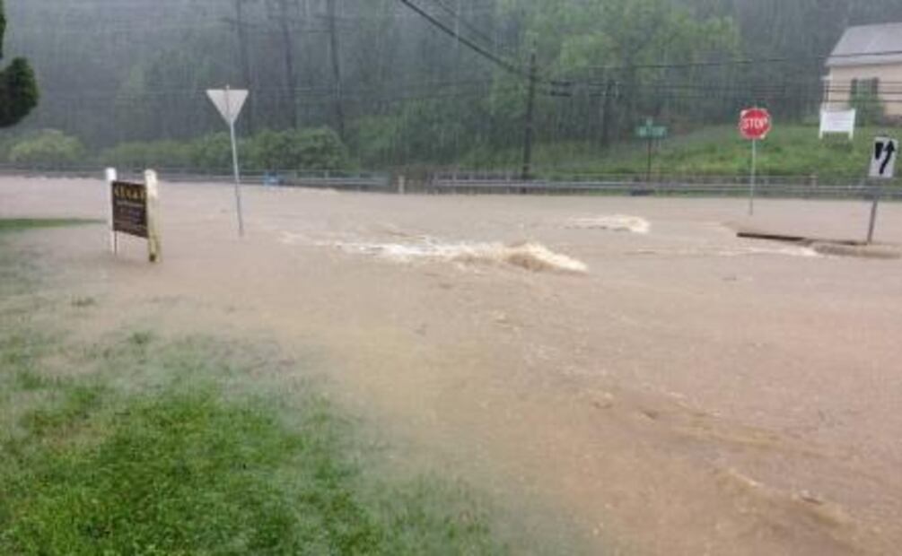 Inundaciones dejan varados cientos de autos en Maryland