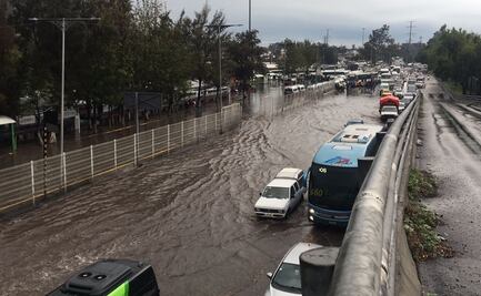 Lluvias dejan inundada la avenida de los Insurgentes norte a la altura de Indios Verdes
