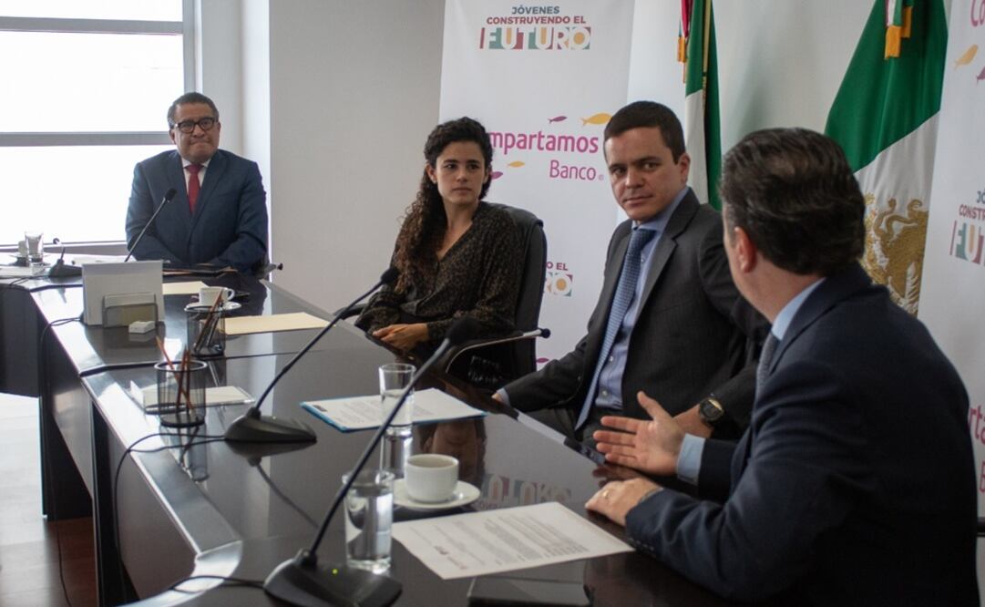 Firma del acuerdo de promoción entre Banco Compartamos y la STPS. Foto: Especial