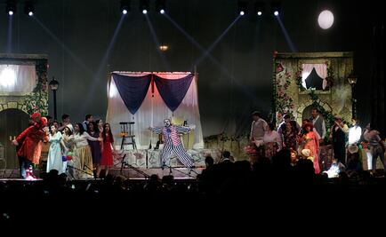 Ópera "Payasos" reúne a más de 15 mil en el Zócalo