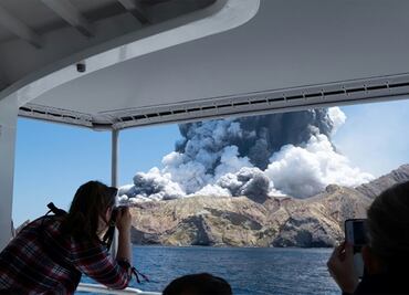 Policía neozelandesa dice que hay 9 personas desaparecidas tras erupción de volcán