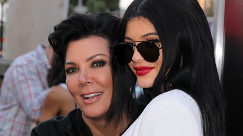 Mamá de Kylie Jenner la hackea para presentar cosméticos