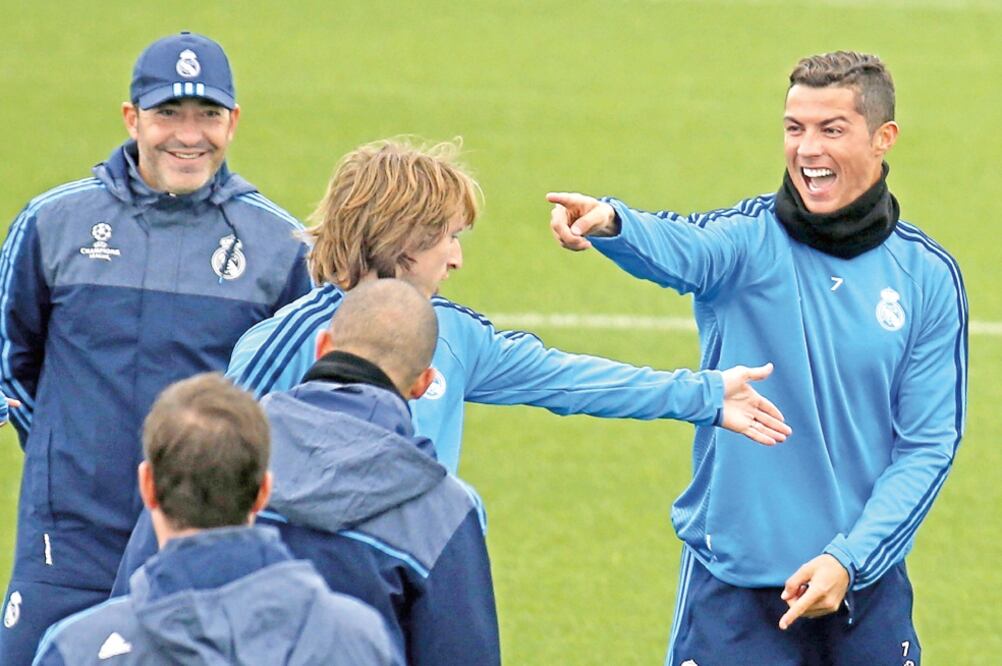 El conjunto merengue se alista para recibir al PSG de Ibrahimovic, en el Santiago Bernabéu, para definir al mejor del G-A de la Champions (JAVIER LIZÚN. EFE)