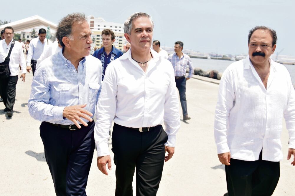 Mancera Espinosa estuvo en Veracruz para signar un acuerdo para replicar el Médico en tu Casa en el puerto (FOTO: ARCHIVO EL UNIVERSAL)