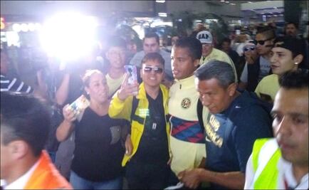 Giovani Dos Santos provoca caos en su llegada al AICM