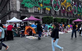 Artesanos se niegan a desalojar el Zócalo tras reubicación de romería; aseguran que no les traerá buena venta