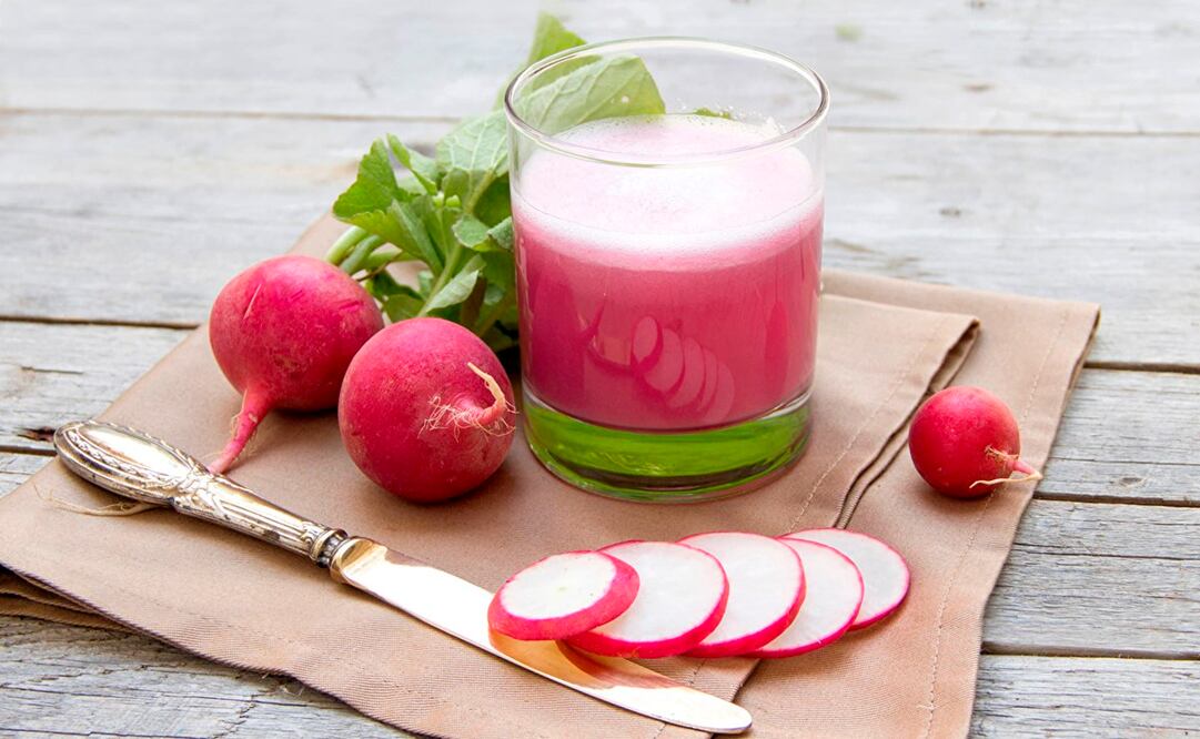 El agua de rábano tiene un sabor fresco y ligeramente picante. Foto: Freepik