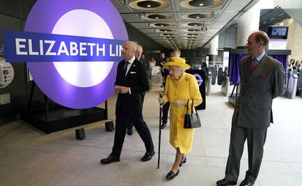 Tras problemas de salud, la Reina Isabel sorprende y aparece para inaugurar línea de metro en Londres
