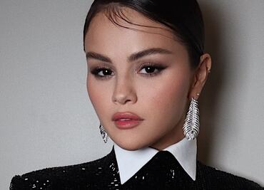 El look audaz de Selena Gomez en W: leggings, bralette y abrigo